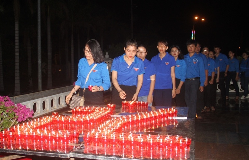Thanh niên Bình Định thắp nến tri ân tại các nghĩa trang liệt sỹ - 1 Thanh niên Bình Định thắp nến tri ân tại các nghĩa trang liệt sỹ - 1