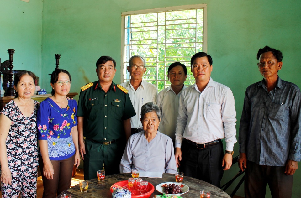 Lãnh đạo tỉnh Long An tặng nhà cho đối tượng chính sách - 3 Lãnh đạo tỉnh Long An tặng nhà cho đối tượng chính sách - 3