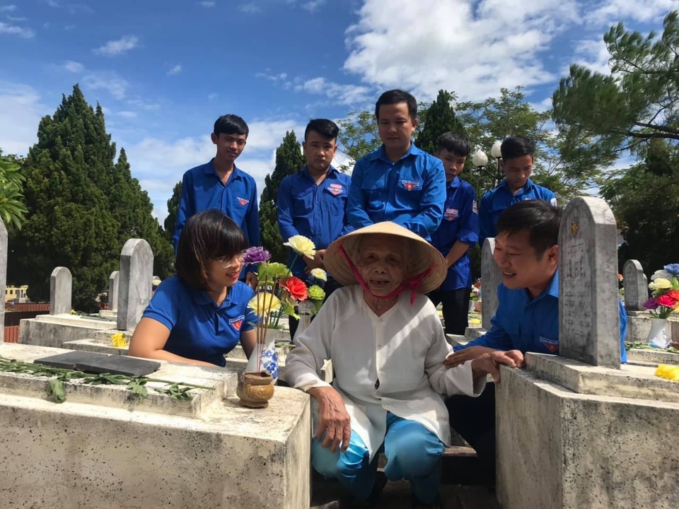 Xúc động những “bữa cơm gia đình” tri ân mẹ liệt sĩ của tuổi trẻ Quảng Trị - 3 Xúc động những “bữa cơm gia đình” tri ân mẹ liệt sĩ của tuổi trẻ Quảng Trị - 3