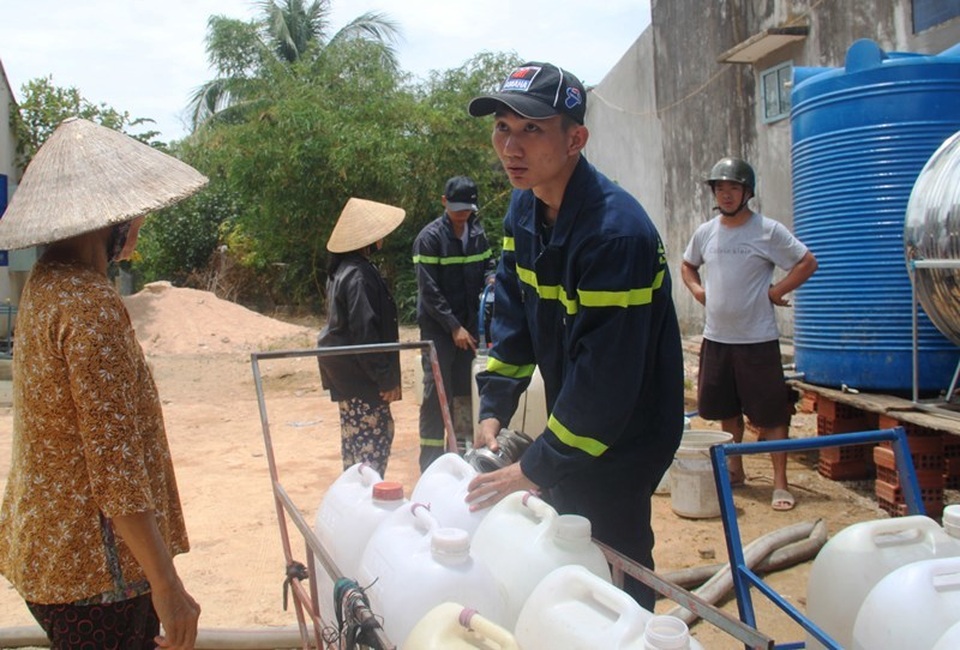 Điều xe cứu hỏa “giải khát” cho người dân vùng đại hạn - 7 Điều xe cứu hỏa “giải khát” cho người dân vùng đại hạn - 7