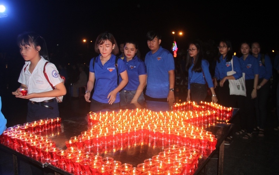 Thanh niên Bình Định thắp nến tri ân tại các nghĩa trang liệt sỹ - 5 Thanh niên Bình Định thắp nến tri ân tại các nghĩa trang liệt sỹ - 5