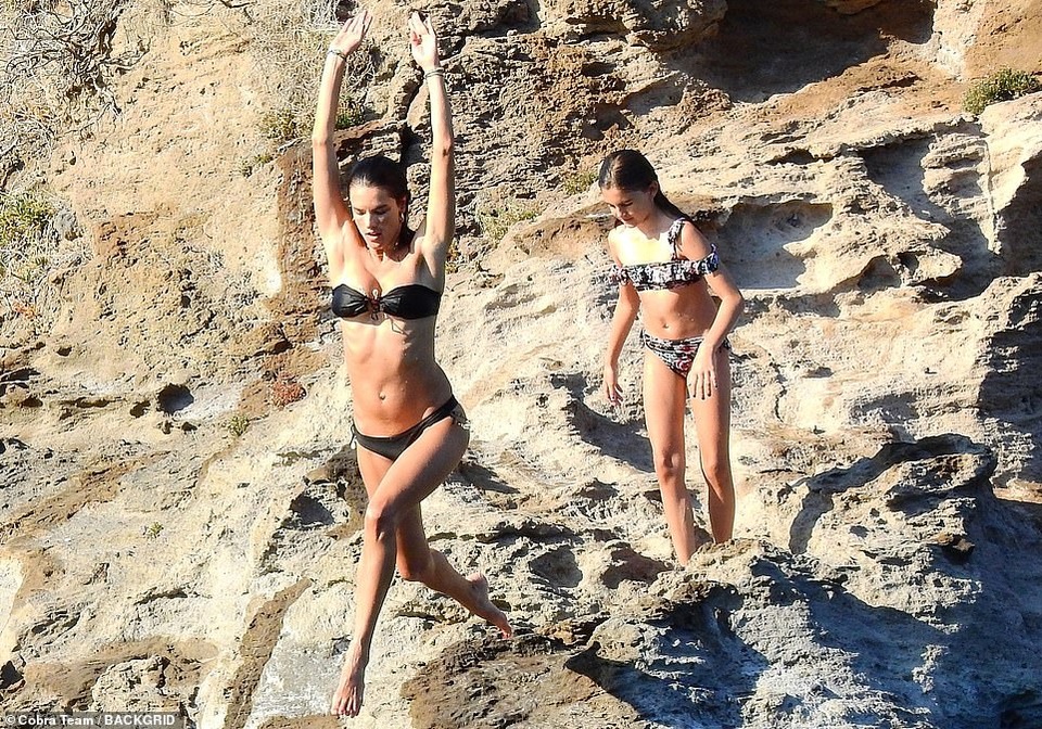 Alessandra Ambrosio tận hưởng mùa hè tại Ý - 4 Alessandra Ambrosio tận hưởng mùa hè tại Ý - 4