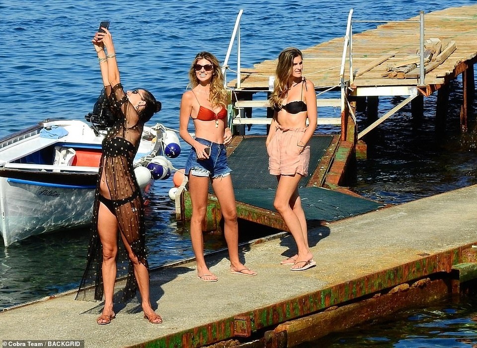 Alessandra Ambrosio tận hưởng mùa hè tại Ý - 6 Alessandra Ambrosio tận hưởng mùa hè tại Ý - 6