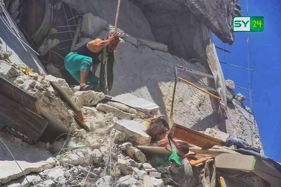 Ảnh bé gái Syria 5 tuổi cứu em từ ngôi nhà trúng tên lửa gây “ám ảnh” - 1