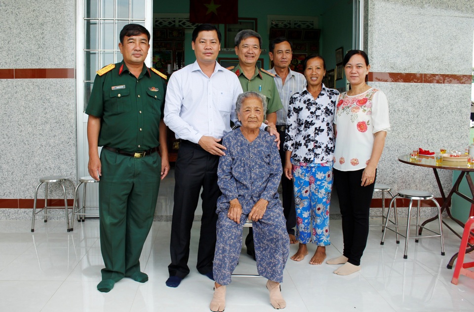 Lãnh đạo tỉnh Long An tặng nhà cho đối tượng chính sách - 2 Lãnh đạo tỉnh Long An tặng nhà cho đối tượng chính sách - 2