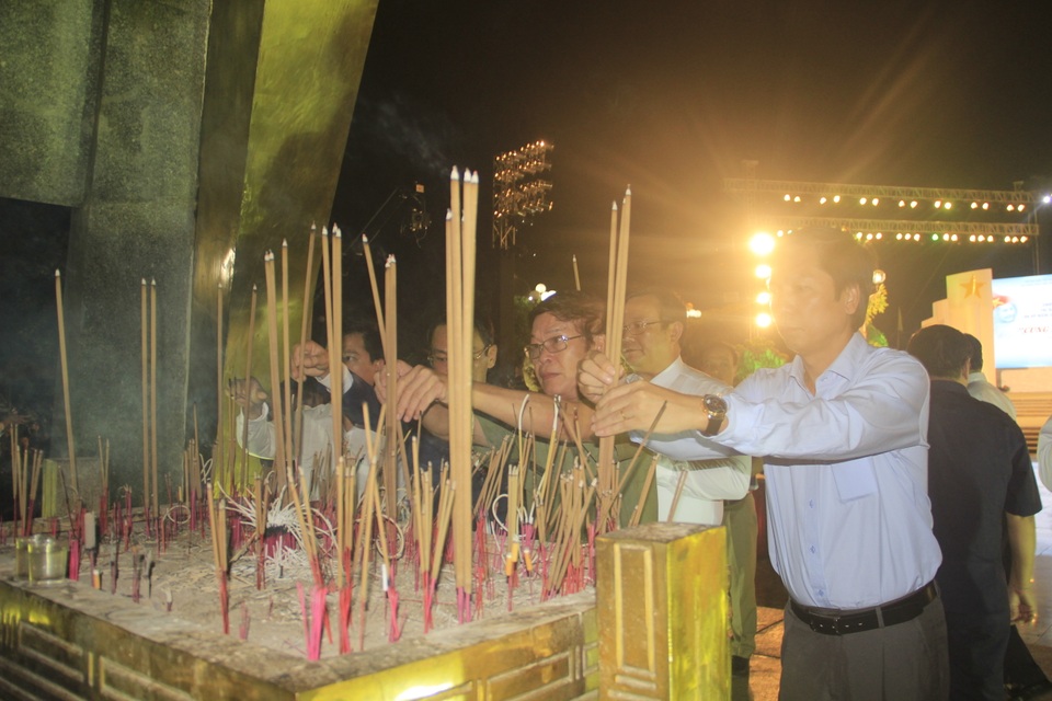 Xúc động chương trình “Cung đường bất tử” tại Nghĩa trang liệt sĩ Quốc gia Đường 9 - 2 Xúc động chương trình “Cung đường bất tử” tại Nghĩa trang liệt sĩ Quốc gia Đường 9 - 2