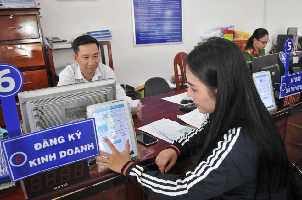 Tháo tấm kính chắn “cách li” người dân với cán bộ - 2 Tháo tấm kính chắn “cách li” người dân với cán bộ - 2