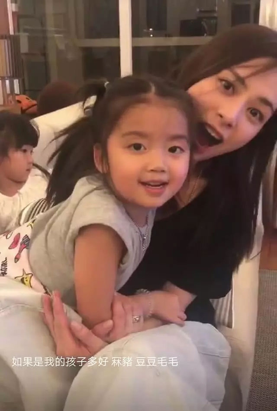 Chung Hân Đồng tranh thủ “hâm nóng” cùng ông xã kém tuổi - 11 Chung Hân Đồng tranh thủ “hâm nóng” cùng ông xã kém tuổi - 11