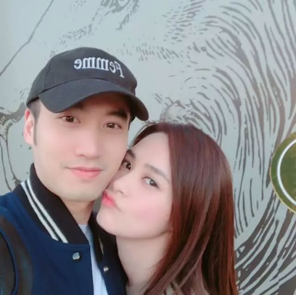Chung Hân Đồng tranh thủ “hâm nóng” cùng ông xã kém tuổi - 4 Chung Hân Đồng tranh thủ “hâm nóng” cùng ông xã kém tuổi - 4