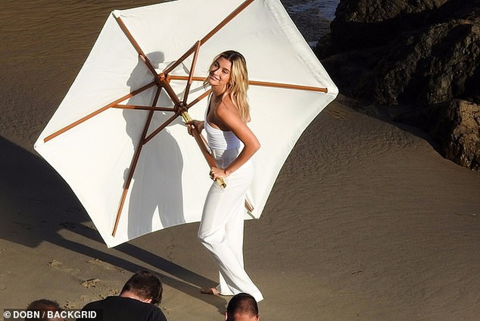 Hailey Bieber tạo dáng quyến rũ bên biển - 9