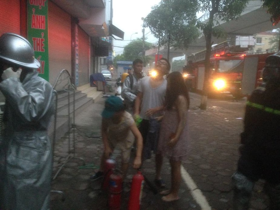 Hà Nội: Cứu sống phụ nữ đang mang bầu mắc kẹt trong ngôi nhà cháy - 1