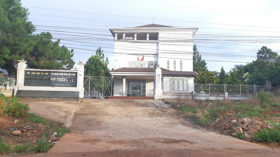 Nữ thủ quỹ phải đi cấp cứu khi nghe tin két sắt cơ quan bị trộm - 1 Nữ thủ quỹ phải đi cấp cứu khi nghe tin két sắt cơ quan bị trộm - 1