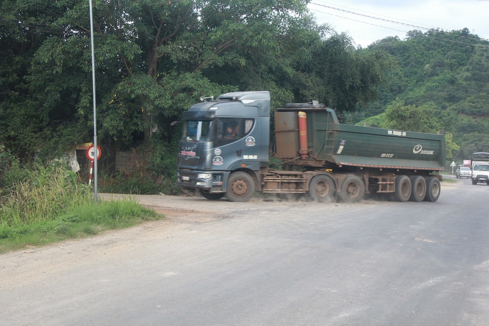 Hàng loạt xe trọng tải lớn tiếp tục “thách đố” lực lượng chức năng tại Đắk Nông - 2 Hàng loạt xe trọng tải lớn tiếp tục “thách đố” lực lượng chức năng tại Đắk Nông - 2