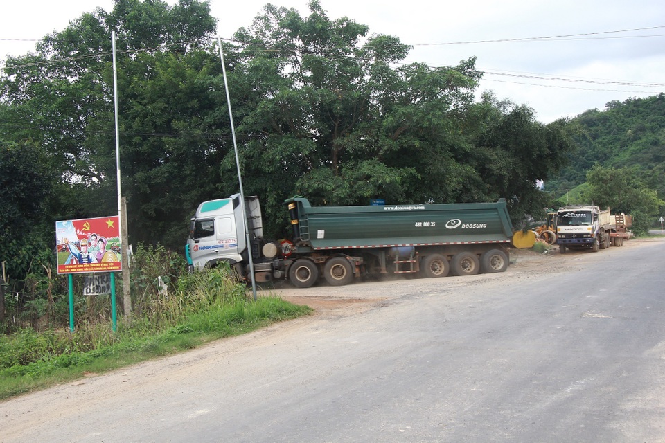 Hàng loạt xe trọng tải lớn tiếp tục “thách đố” lực lượng chức năng tại Đắk Nông - 1 Hàng loạt xe trọng tải lớn tiếp tục “thách đố” lực lượng chức năng tại Đắk Nông - 1