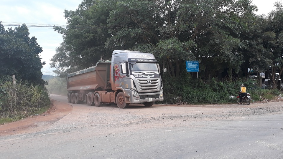 Hàng loạt xe trọng tải lớn tiếp tục “thách đố” lực lượng chức năng tại Đắk Nông - 4 Hàng loạt xe trọng tải lớn tiếp tục “thách đố” lực lượng chức năng tại Đắk Nông - 4
