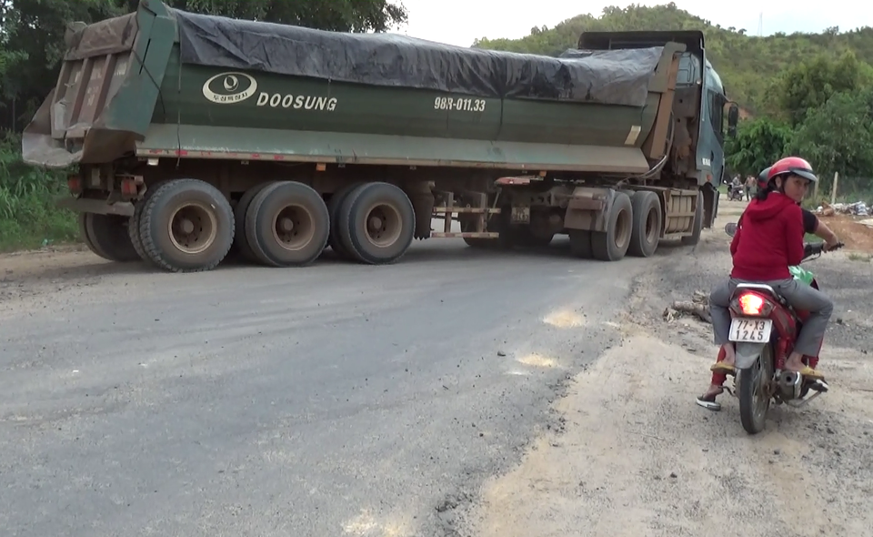 Hàng loạt xe trọng tải lớn tiếp tục “thách đố” lực lượng chức năng tại Đắk Nông - 7 Hàng loạt xe trọng tải lớn tiếp tục “thách đố” lực lượng chức năng tại Đắk Nông - 7