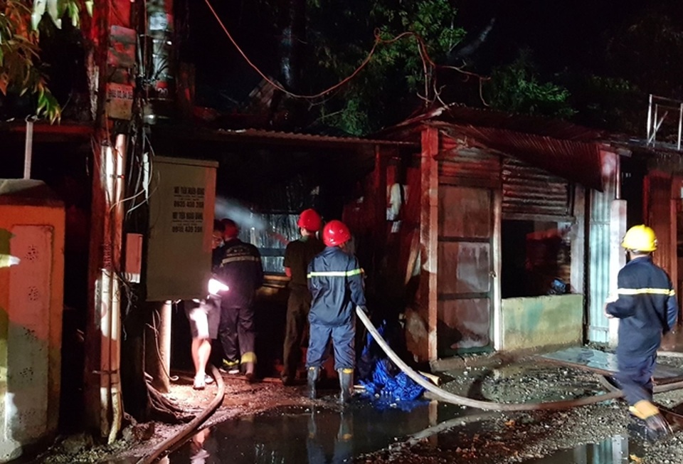 Cháy xưởng gỗ, lửa lan sang quán cà phê và tiệm cắt tóc - 2 Cháy xưởng gỗ, lửa lan sang quán cà phê và tiệm cắt tóc - 2