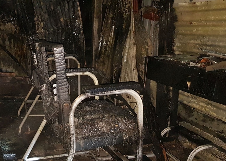 Cháy xưởng gỗ, lửa lan sang quán cà phê và tiệm cắt tóc - 4 Cháy xưởng gỗ, lửa lan sang quán cà phê và tiệm cắt tóc - 4