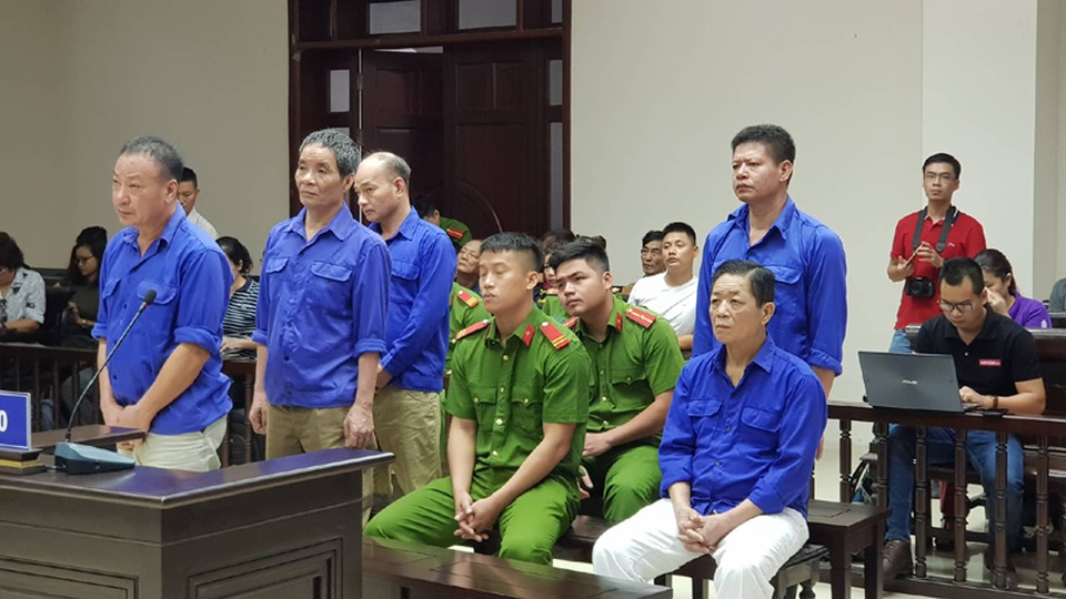 Hưng “kính” bị tuyên phạt 48 tháng tù - 1 Hưng “kính” bị tuyên phạt 48 tháng tù - 1