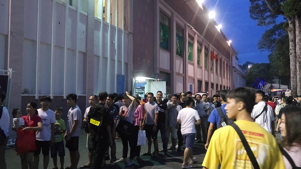 Lần đầu tiên sau 7 năm, sân Thống Nhất chật kín khán giả ở V-League - 5 Lần đầu tiên sau 7 năm, sân Thống Nhất chật kín khán giả ở V-League - 5