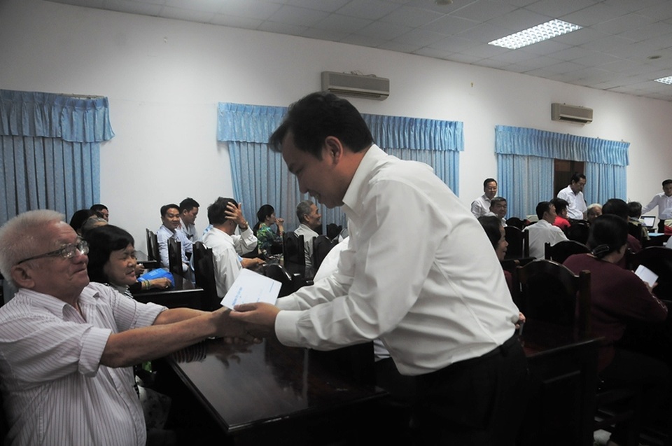 Ông Lê Quang Mạnh - Chủ tịch UBND TP Cần Thơ trao quà cho các thương binh và gia đình người có công ở quận Ninh Kiều - TP Cần Thơ Ông Lê Quang Mạnh - Chủ tịch UBND TP Cần Thơ trao quà cho các thương binh và gia đình người có công ở quận Ninh Kiều - TP Cần Thơ