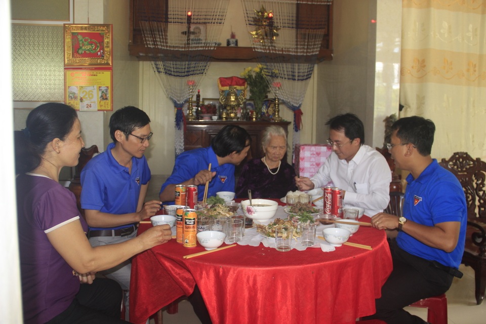 Xúc động những “bữa cơm gia đình” tri ân mẹ liệt sĩ của tuổi trẻ Quảng Trị - 5 Xúc động những “bữa cơm gia đình” tri ân mẹ liệt sĩ của tuổi trẻ Quảng Trị - 5
