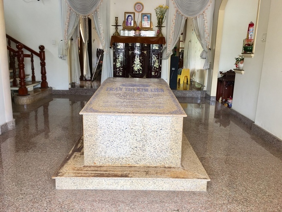 Ngôi mộ nằm giữa phòng khách trong căn biệt thự ở Bến Tre - 2 Ngôi mộ nằm giữa phòng khách trong căn biệt thự ở Bến Tre - 2