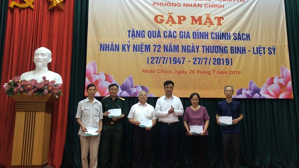 Trường Cao đẳng Dược Hà Nội I trao quà tri ân các gia đình chính sách - 2 Trường Cao đẳng Dược Hà Nội I trao quà tri ân các gia đình chính sách - 2