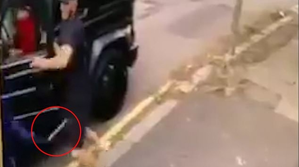 Ozil và Kolasinac bị cướp tấn công bằng dao - 1