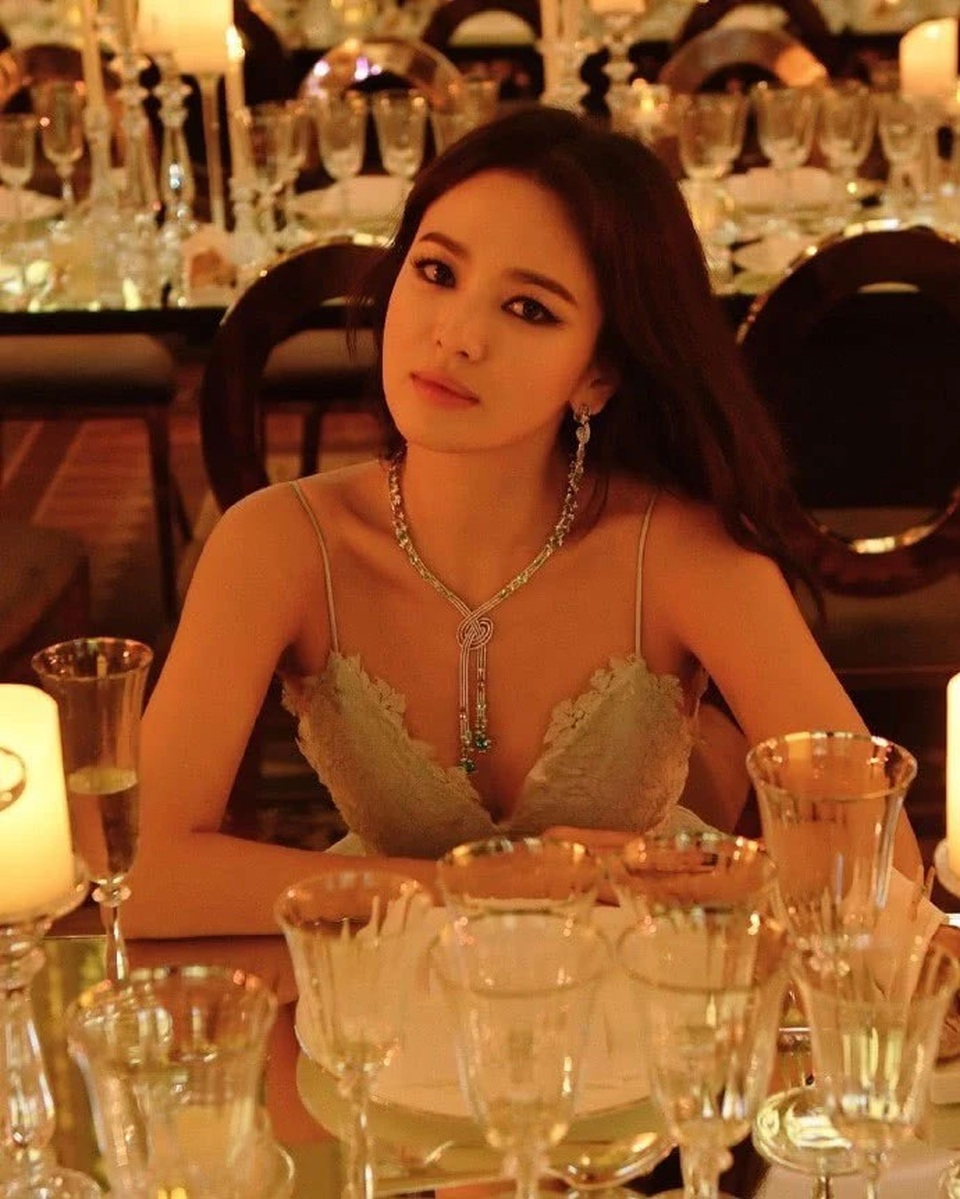 Song Hye Kyo lại khiến fan ngất ngây với loạt ảnh lả lơi, gợi cảm - 1 Song Hye Kyo lại khiến fan ngất ngây với loạt ảnh lả lơi, gợi cảm - 1