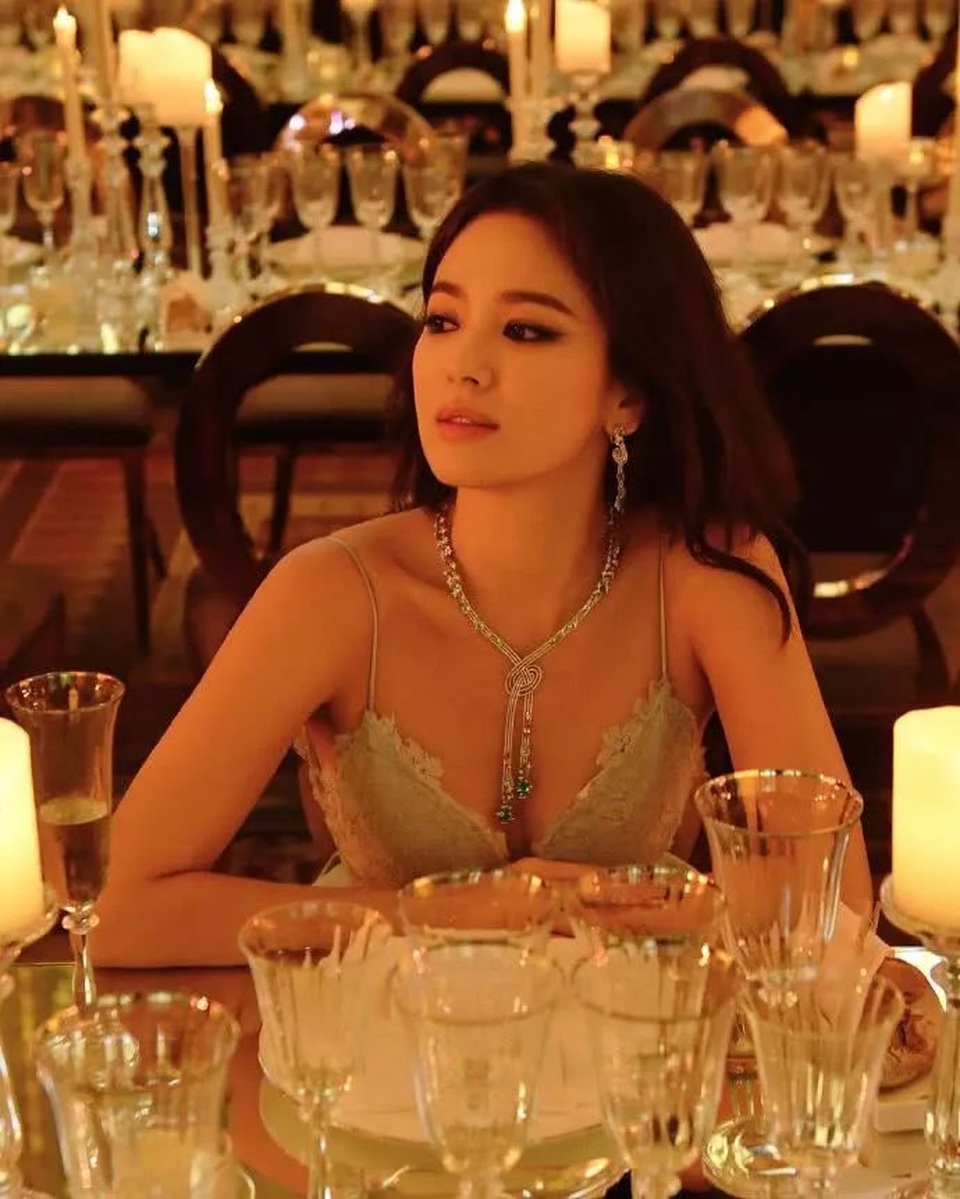 Song Hye Kyo lại khiến fan ngất ngây với loạt ảnh lả lơi, gợi cảm - 2 Song Hye Kyo lại khiến fan ngất ngây với loạt ảnh lả lơi, gợi cảm - 2