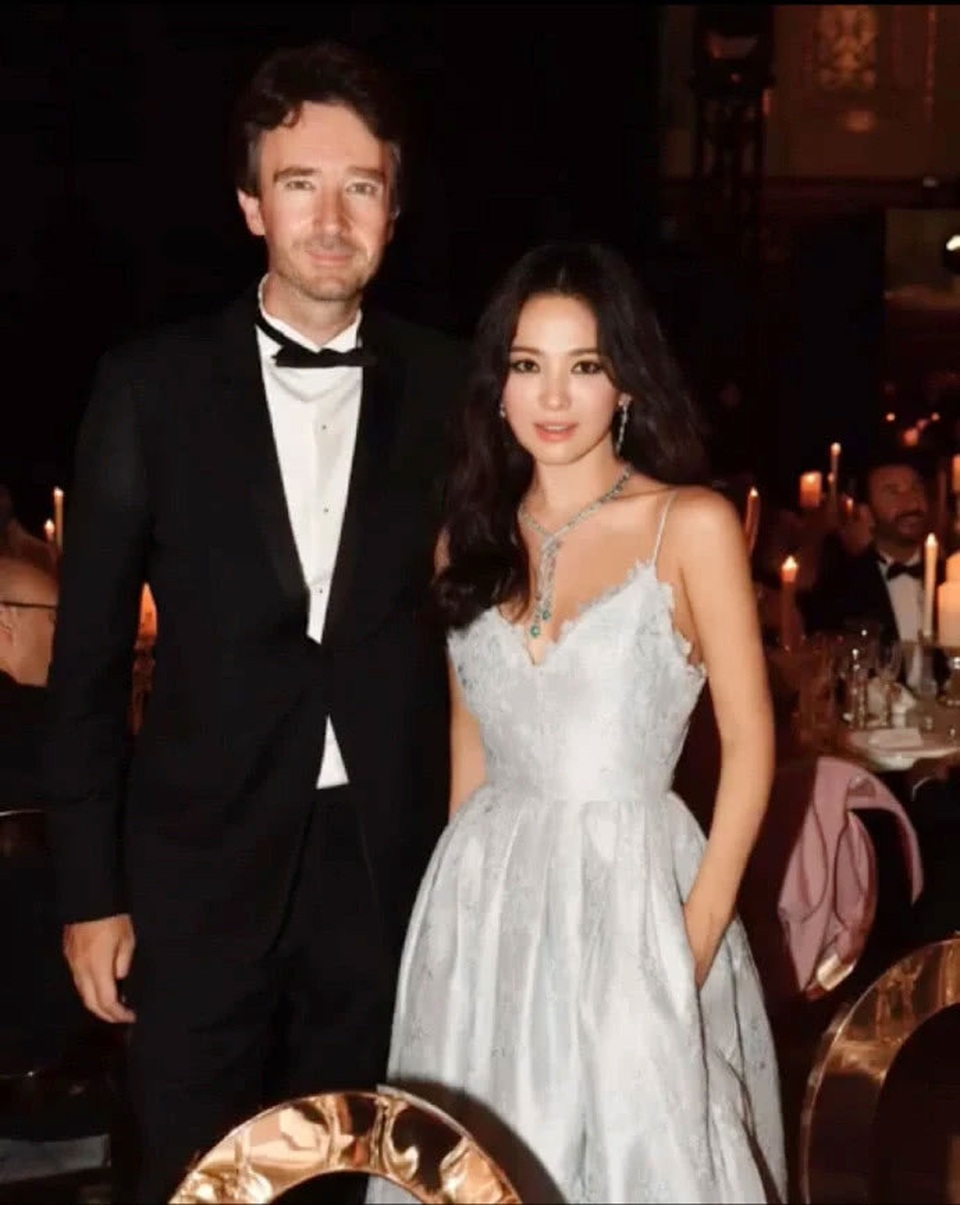 Song Hye Kyo lại khiến fan ngất ngây với loạt ảnh lả lơi, gợi cảm - 5 Song Hye Kyo lại khiến fan ngất ngây với loạt ảnh lả lơi, gợi cảm - 5