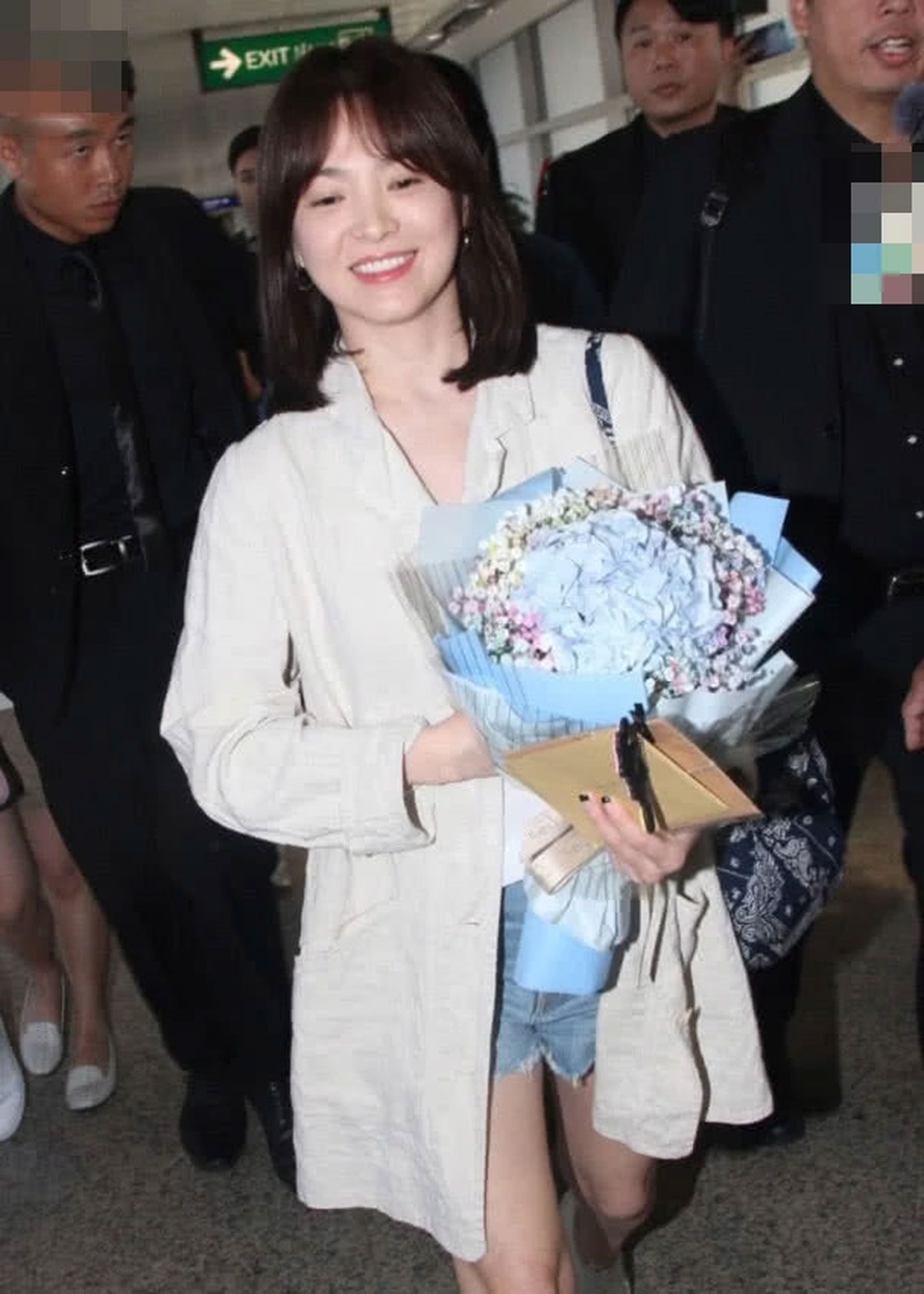 Song Hye Kyo lại khiến fan ngất ngây với loạt ảnh lả lơi, gợi cảm - 6 Song Hye Kyo lại khiến fan ngất ngây với loạt ảnh lả lơi, gợi cảm - 6