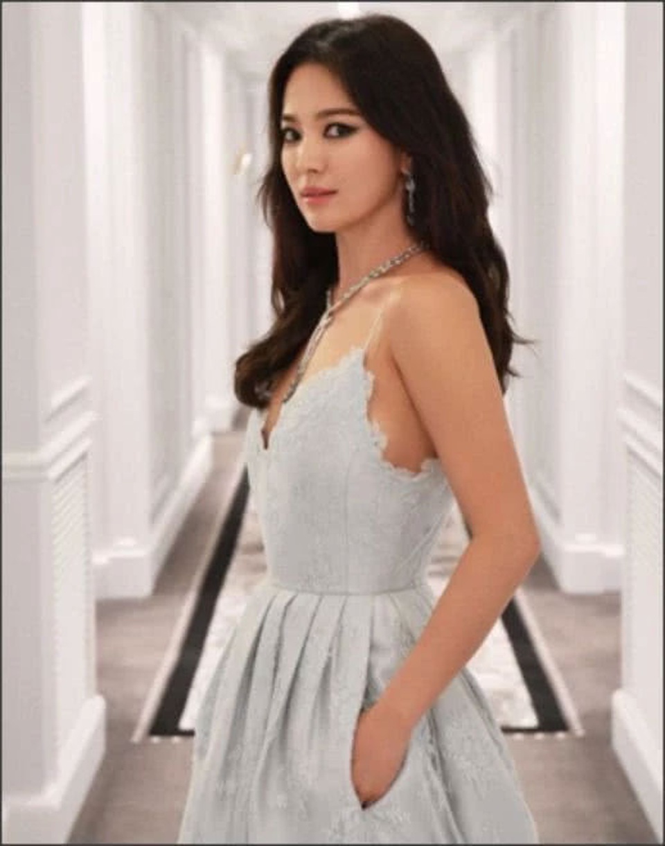 Song Hye Kyo lại khiến fan ngất ngây với loạt ảnh lả lơi, gợi cảm - 4 Song Hye Kyo lại khiến fan ngất ngây với loạt ảnh lả lơi, gợi cảm - 4