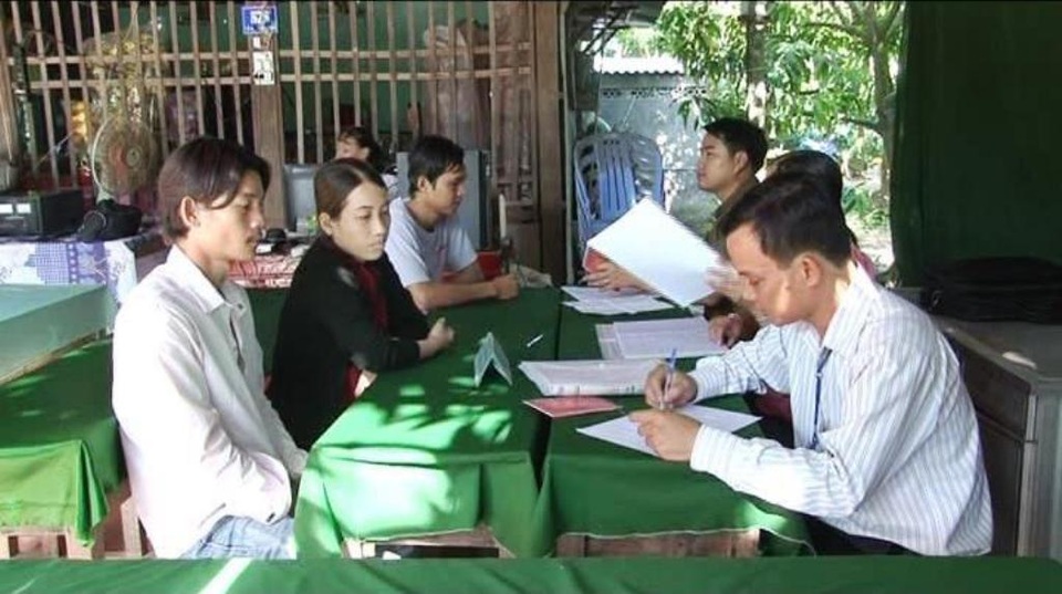 Tháo tấm kính chắn “cách li” người dân với cán bộ - 4 Tháo tấm kính chắn “cách li” người dân với cán bộ - 4