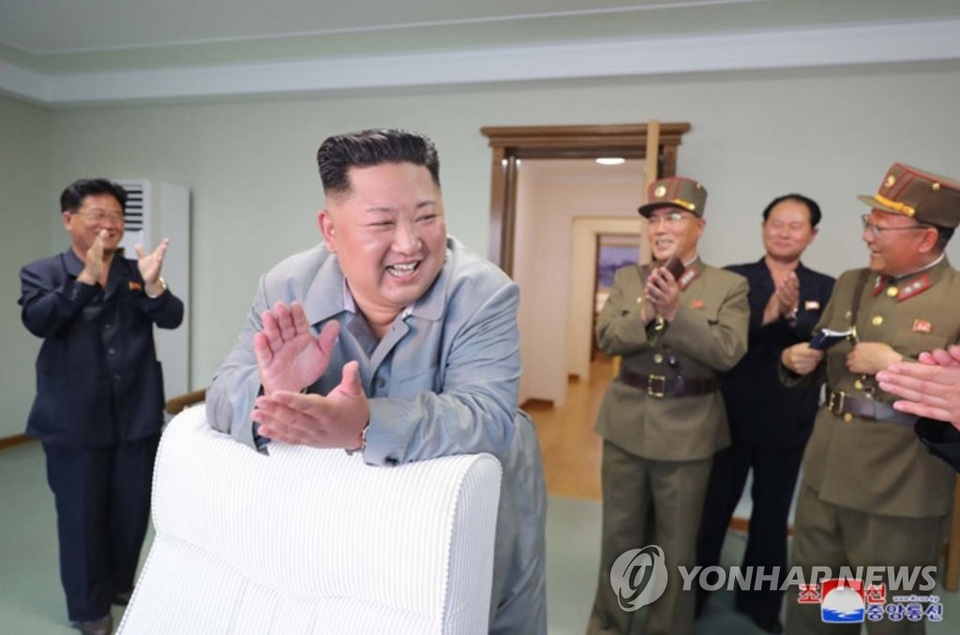 Ông Kim Jong-un tươi cười khi thị sát phóng tên lửa - 6 Ông Kim Jong-un tươi cười khi thị sát phóng tên lửa - 6