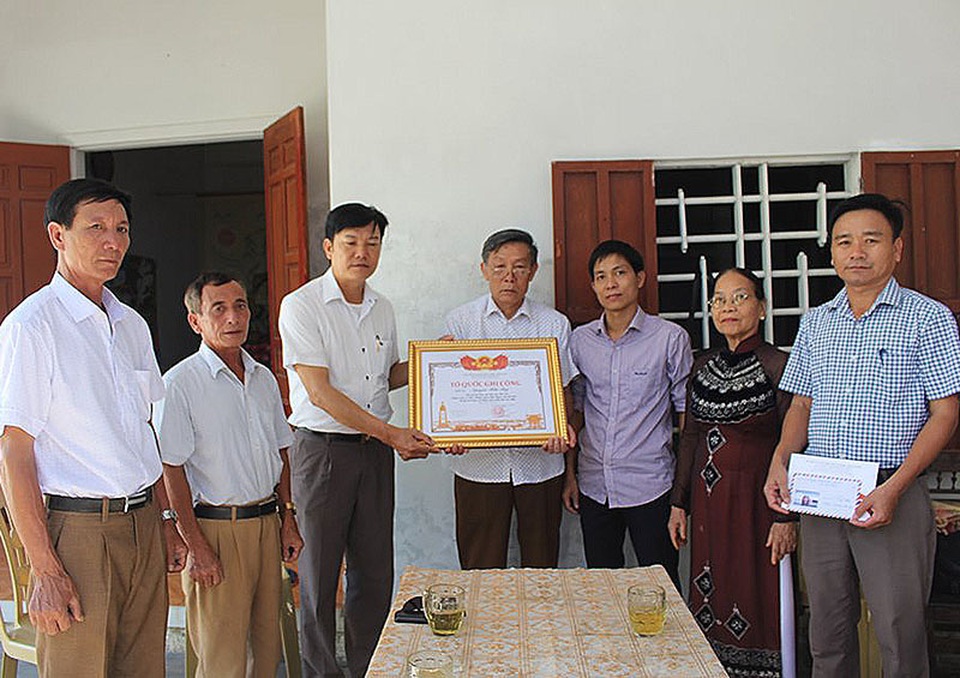 Vụ có tên trên Đài tưởng niệm nhưng không được công nhận liệt sĩ: Con trai đón nhận Bằng Tổ quốc ghi công của cha - 4 Vụ có tên trên Đài tưởng niệm nhưng không được công nhận liệt sĩ: Con trai đón nhận Bằng Tổ quốc ghi công của cha - 4