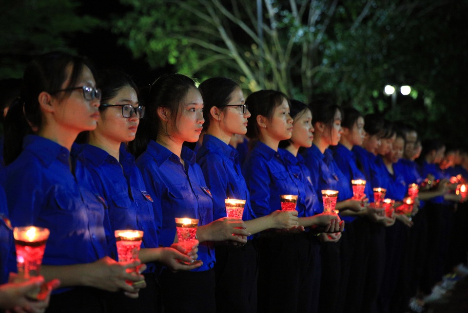 Hơn 11.000 ngọn nến lung linh tri ân các anh hùng liệt sĩ - 3 Hơn 11.000 ngọn nến lung linh tri ân các anh hùng liệt sĩ - 3