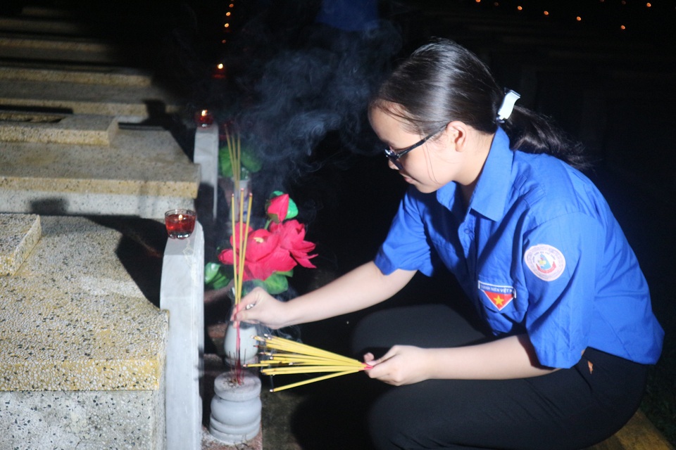 Đoàn viên Thanh niên Hội An thắp nến tri ân liệt sĩ Đoàn viên Thanh niên Hội An thắp nến tri ân liệt sĩ