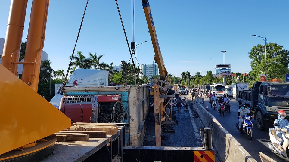 Xe đầu kéo lật trên quốc lộ, giao thông ách tắc nhiều giờ - 1