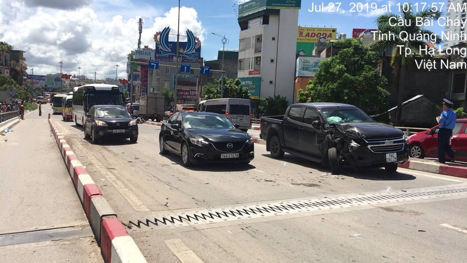 Xe khách nổ lốp quét hàng loạt phương tiện, 2 người tử vong, 3 người trọng thương - 2 Xe khách nổ lốp quét hàng loạt phương tiện, 2 người tử vong, 3 người trọng thương - 2