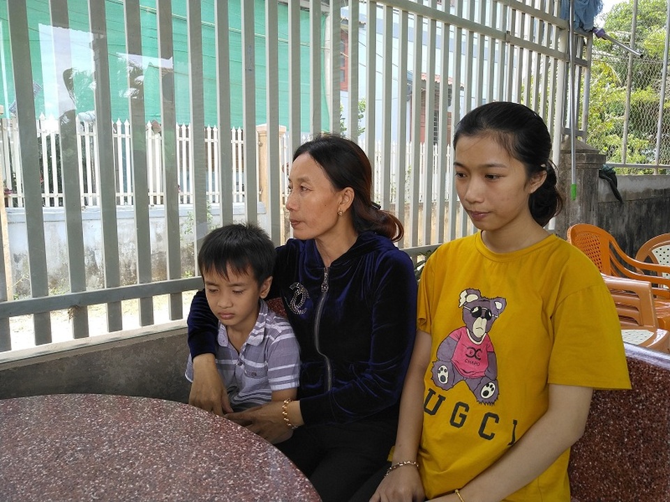 Tàu cá cùng 5 ngư dân mất tích: Mỏi mòn ngóng tin từ biển - 1 Tàu cá cùng 5 ngư dân mất tích: Mỏi mòn ngóng tin từ biển - 1