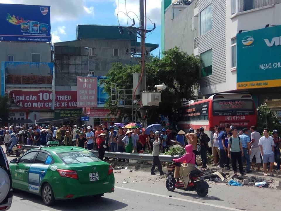 Xe khách nổ lốp quét hàng loạt phương tiện, 2 người tử vong, 3 người trọng thương - 1 Xe khách nổ lốp quét hàng loạt phương tiện, 2 người tử vong, 3 người trọng thương - 1
