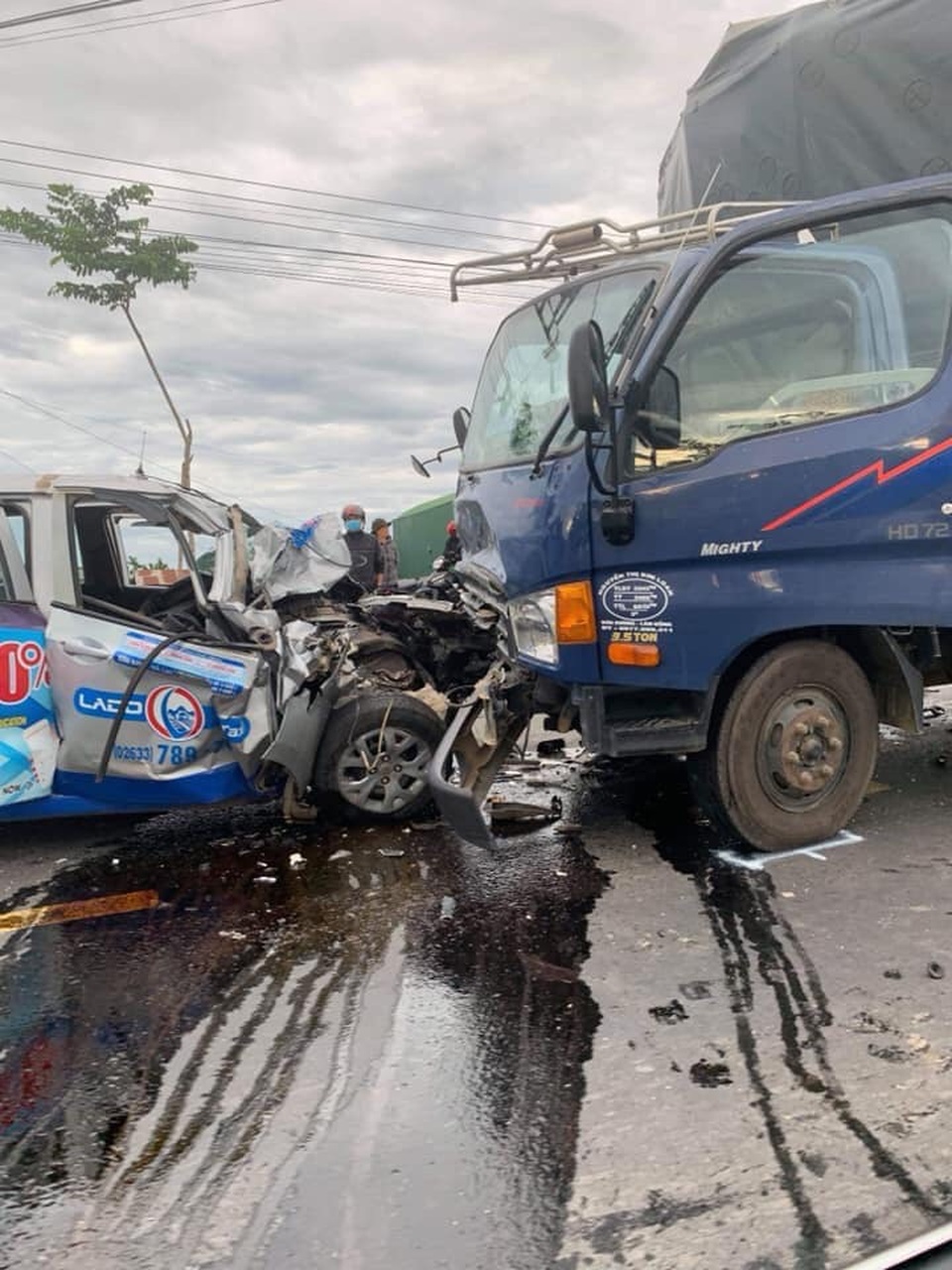 Taxi nát đầu khi tông xe tải, tài xế tử vong - 1 Taxi nát đầu khi tông xe tải, tài xế tử vong - 1