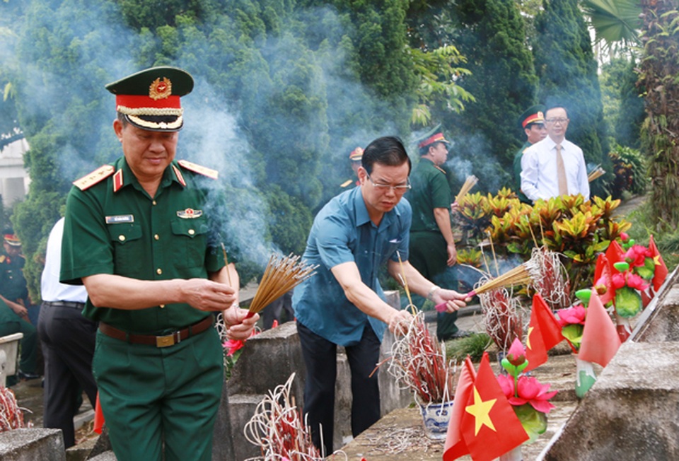 Lãnh đạo bộ, ngành Trung ương và cựu chiến binh viếng nghĩa trang Vị Xuyên - 2 Lãnh đạo bộ, ngành Trung ương và cựu chiến binh viếng nghĩa trang Vị Xuyên - 2