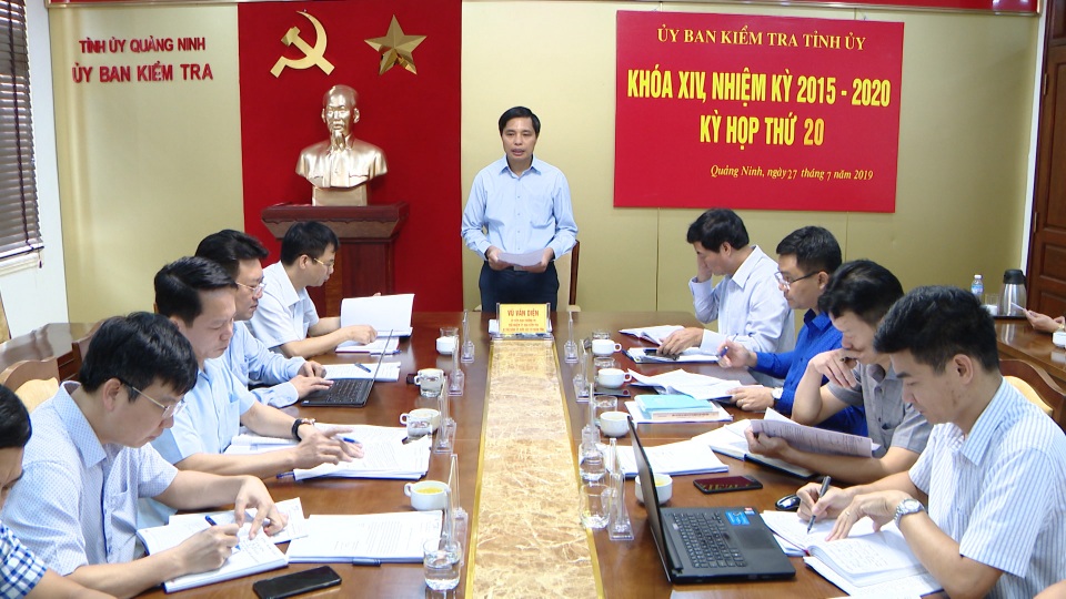 Xem xét xử lý kỷ luật Phó Chủ tịch huyện Vân Đồn - 1 Xem xét xử lý kỷ luật Phó Chủ tịch huyện Vân Đồn - 1