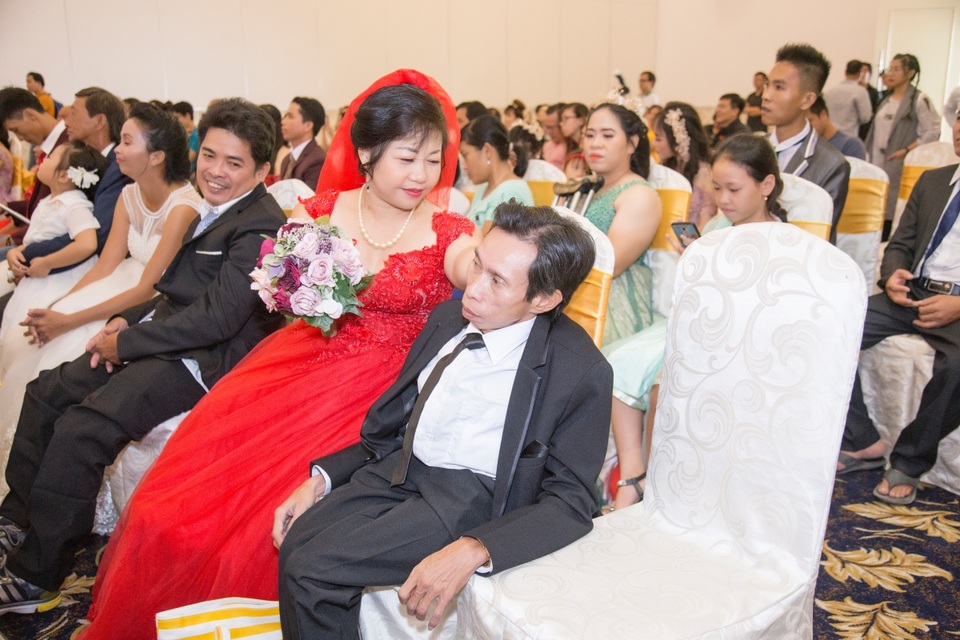 Từng đổ vỡ hôn nhân, Kim Tuyến xúc động trao nhẫn cưới cho những cô dâu nghèo - 9 Từng đổ vỡ hôn nhân, Kim Tuyến xúc động trao nhẫn cưới cho những cô dâu nghèo - 9