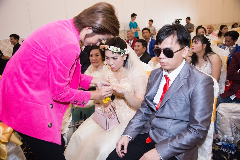Từng đổ vỡ hôn nhân, Kim Tuyến xúc động trao nhẫn cưới cho những cô dâu nghèo - 7 Từng đổ vỡ hôn nhân, Kim Tuyến xúc động trao nhẫn cưới cho những cô dâu nghèo - 7