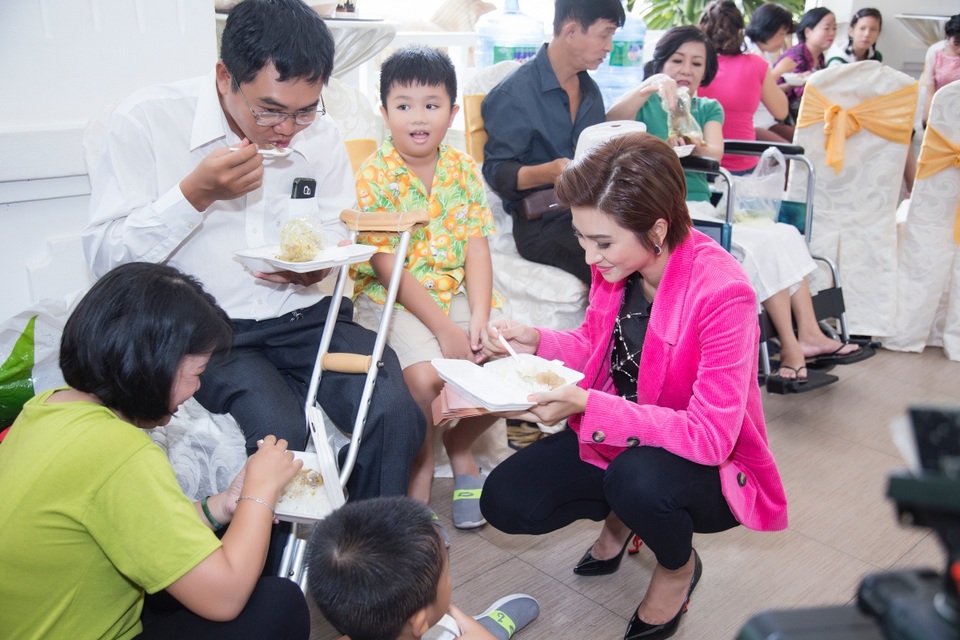 Từng đổ vỡ hôn nhân, Kim Tuyến xúc động trao nhẫn cưới cho những cô dâu nghèo - 11 Từng đổ vỡ hôn nhân, Kim Tuyến xúc động trao nhẫn cưới cho những cô dâu nghèo - 11