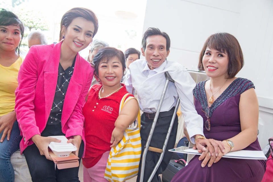 Từng đổ vỡ hôn nhân, Kim Tuyến xúc động trao nhẫn cưới cho những cô dâu nghèo - 6 Từng đổ vỡ hôn nhân, Kim Tuyến xúc động trao nhẫn cưới cho những cô dâu nghèo - 6
